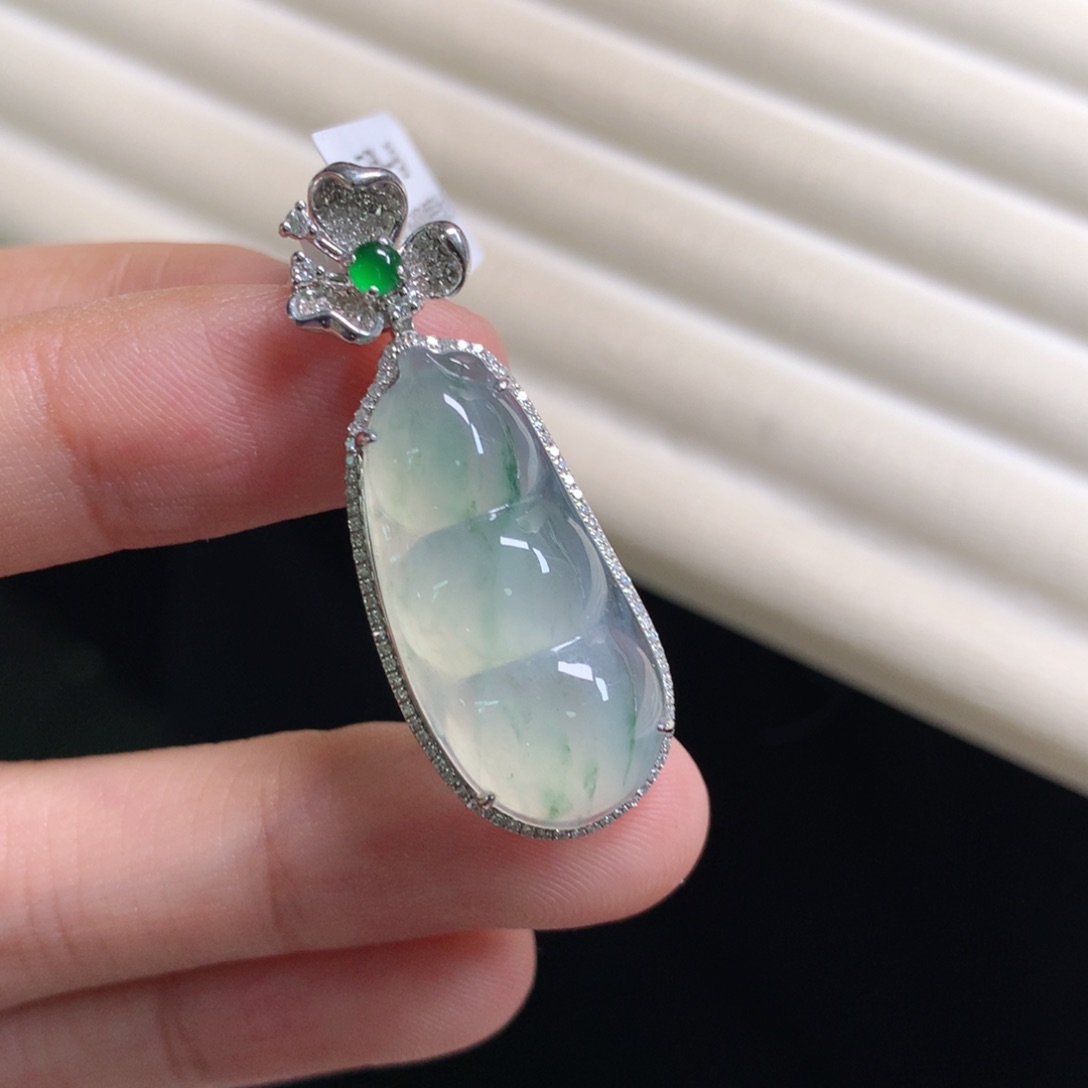 翡翠颈饰18K金镶嵌福豆