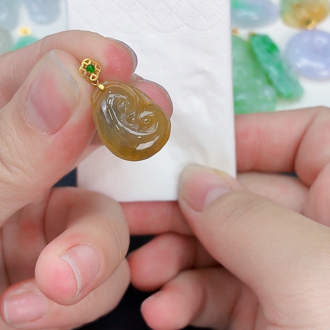 翡翠18K金镶嵌颈饰如意吊坠