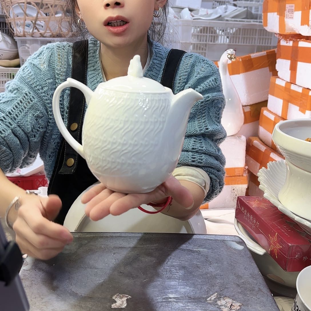盘微瑕产品………壶子一个