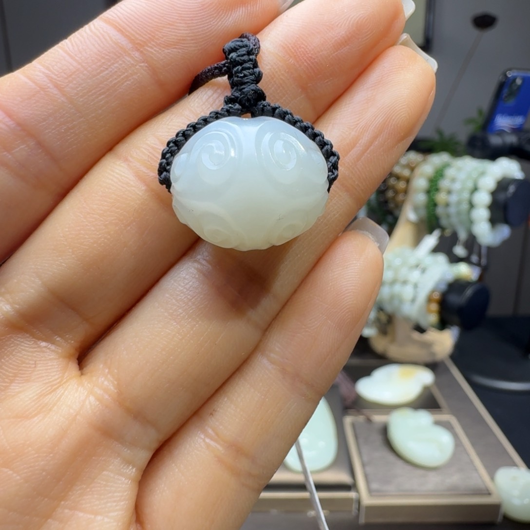 和田玉未镶嵌把件