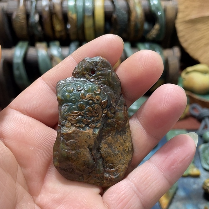 未镶嵌岫岩河磨玉（透闪石质玉）挂件
