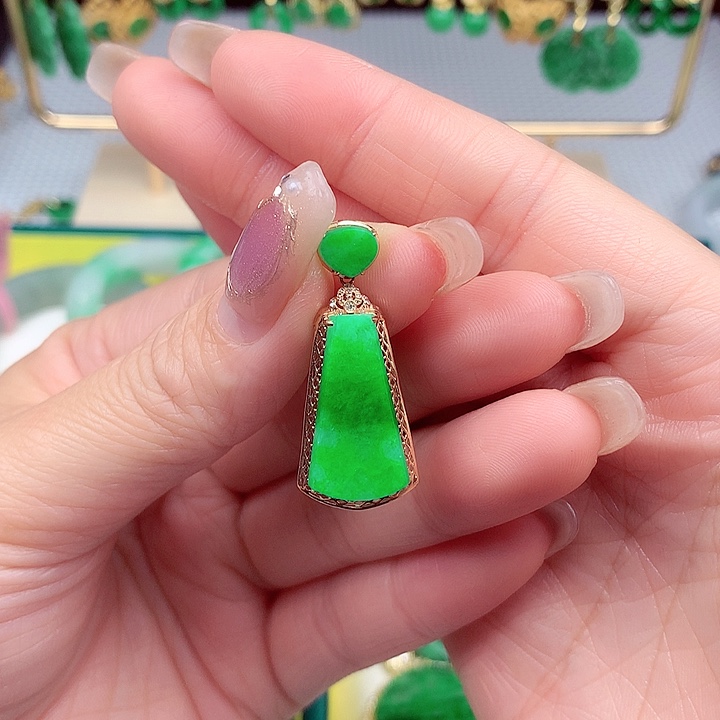 翡翠颈饰18K金镶嵌翡翠