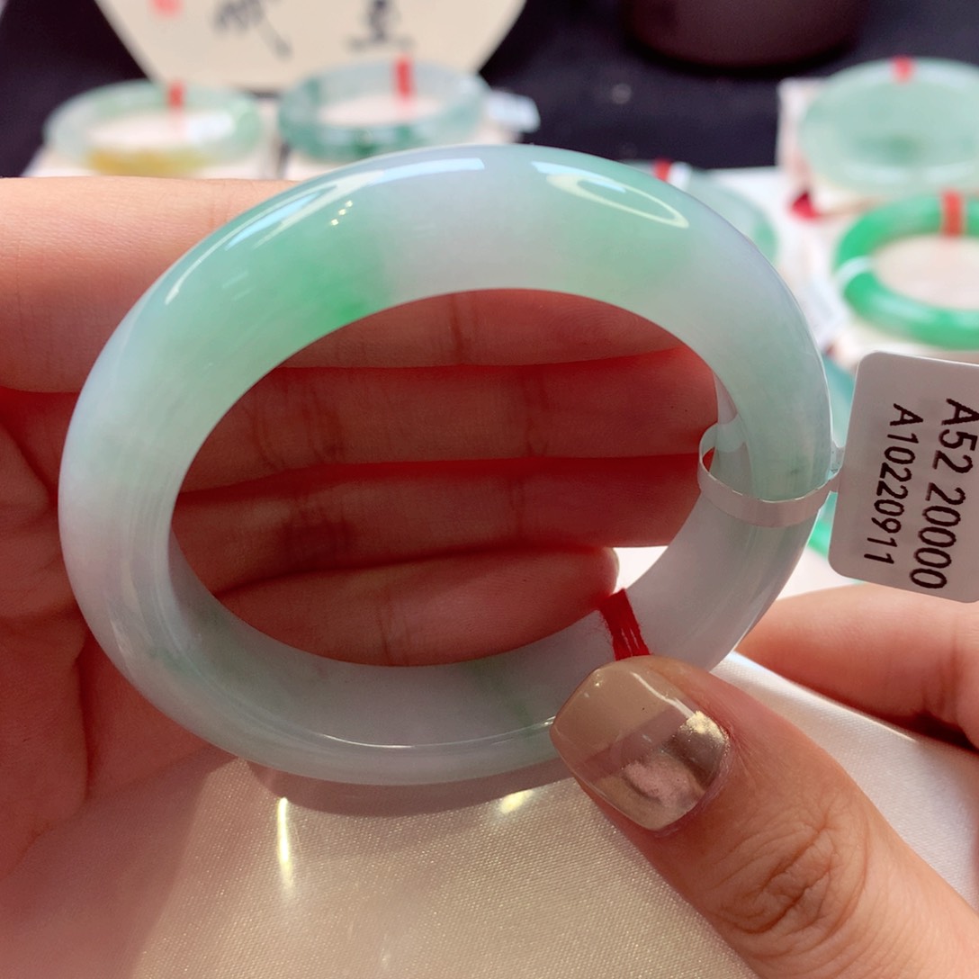 翡翠手镯未镶嵌G****、正圈77