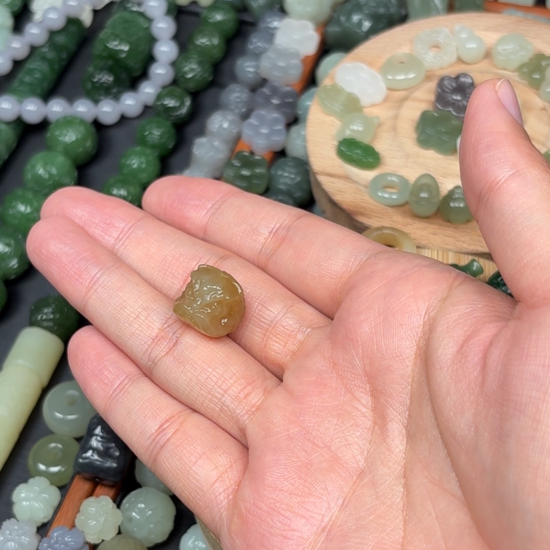 咖***猴和田玉未镶嵌颈饰