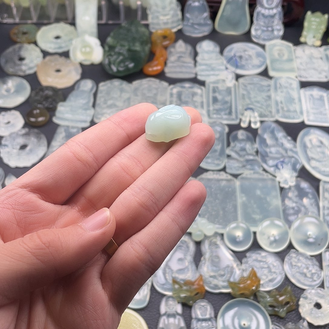 蛇纹石玉颈饰未镶嵌