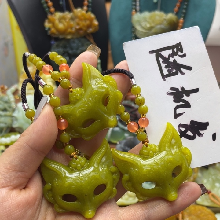 蛇纹石玉未镶嵌颈饰