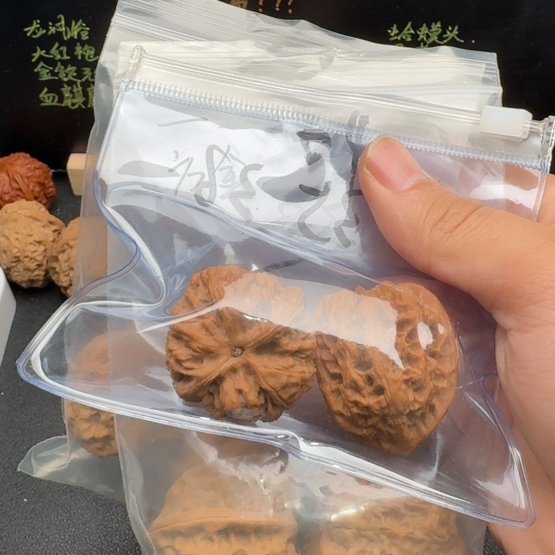 同***喔油蜡皮野牛文玩核桃