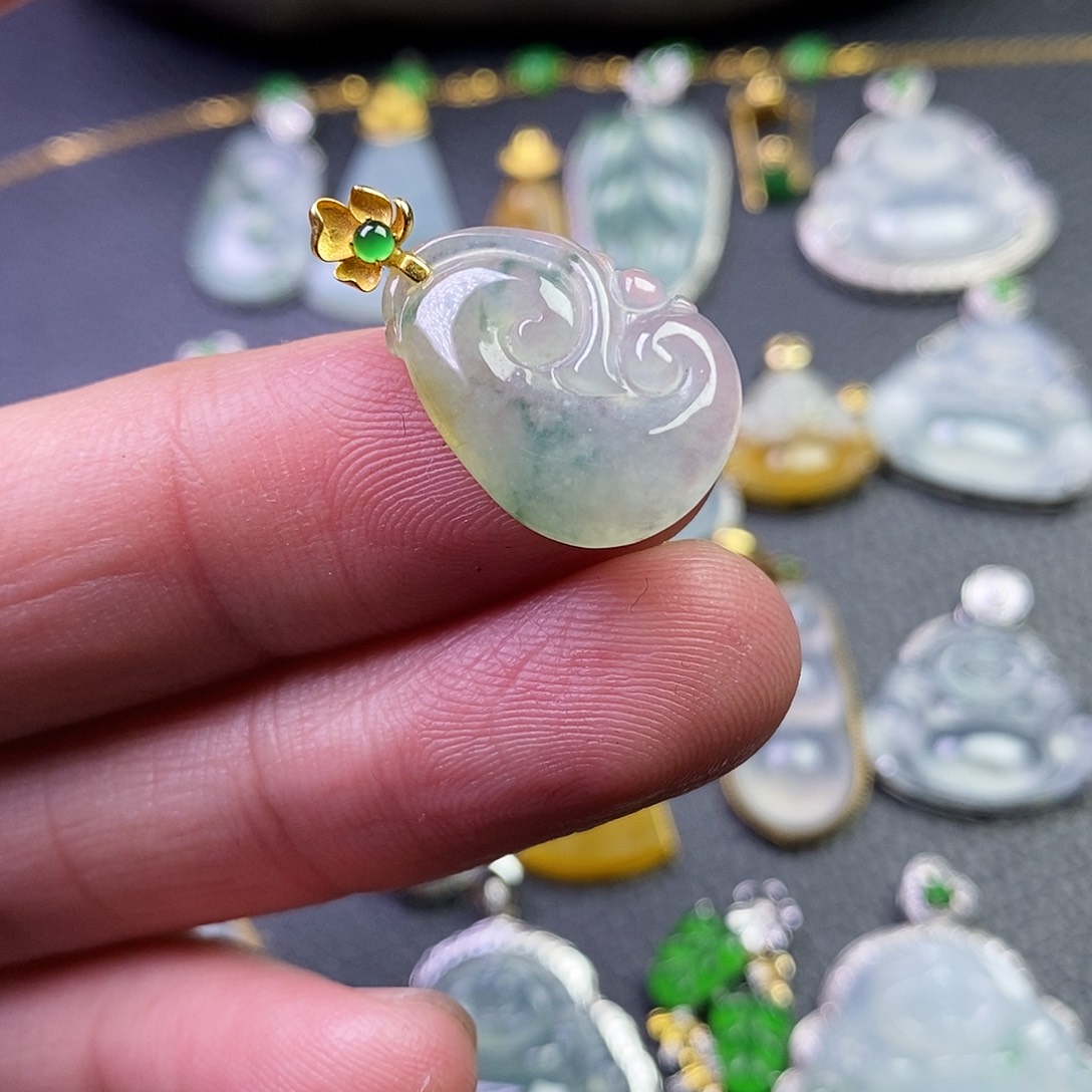 颈饰18K金镶嵌翡翠