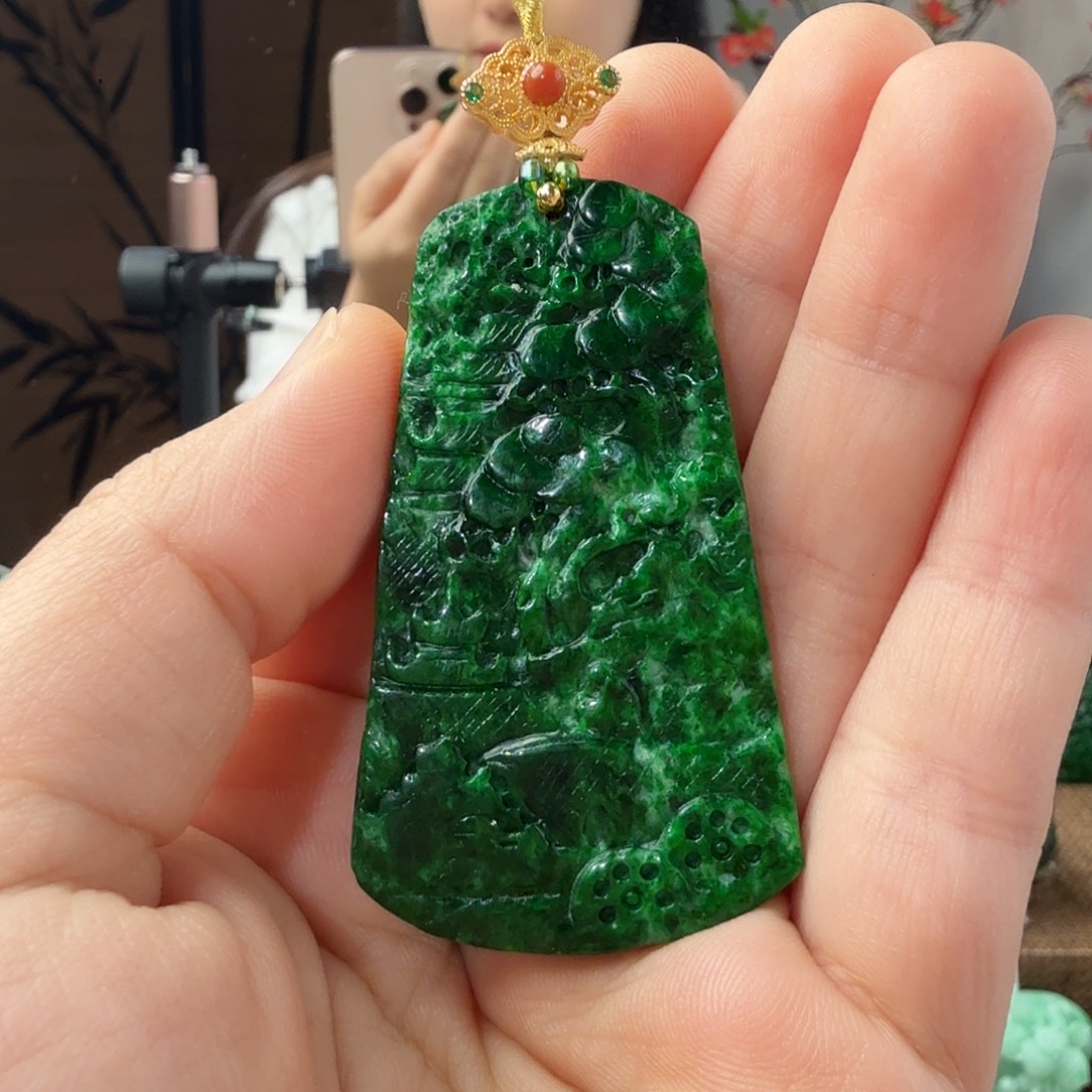 翡翠未镶嵌吊坠(赠链)福利