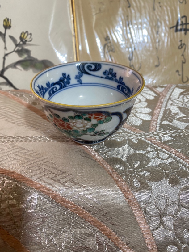 底部有款彩绘老杯子窑点缩釉属正常，介意勿拍