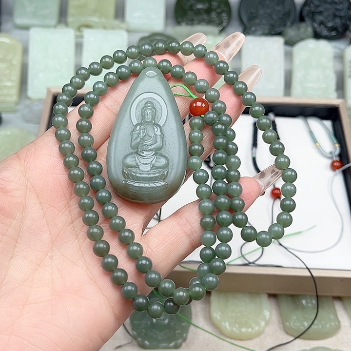 L***L和田玉未镶嵌颈饰