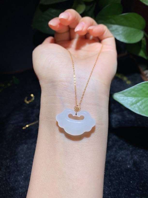 【橦芯珠宝】脂白如意锁 和田白玉老料金镶设计款吊坠