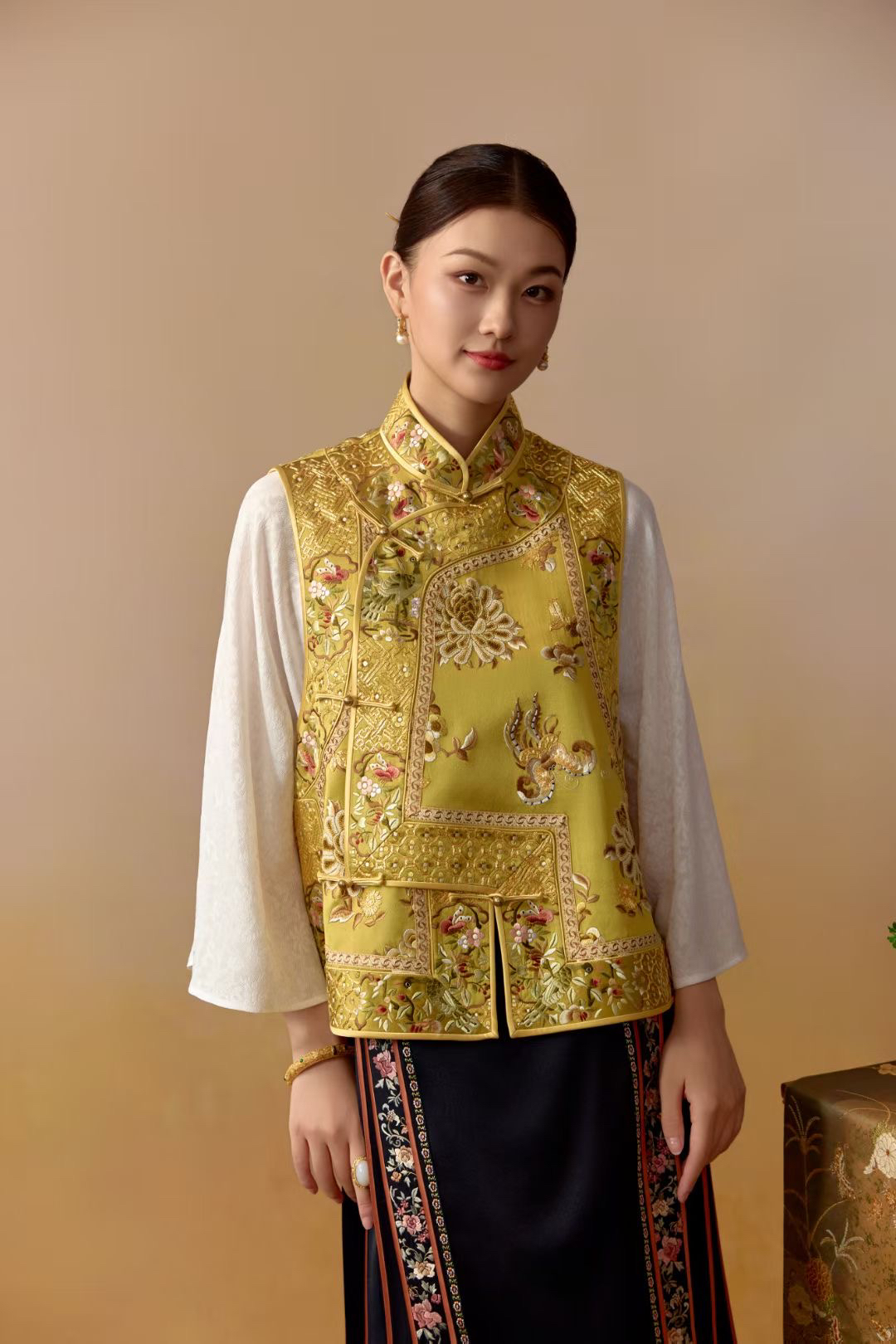 卿佩华服阁中景秋香色短款马甲纯手绣