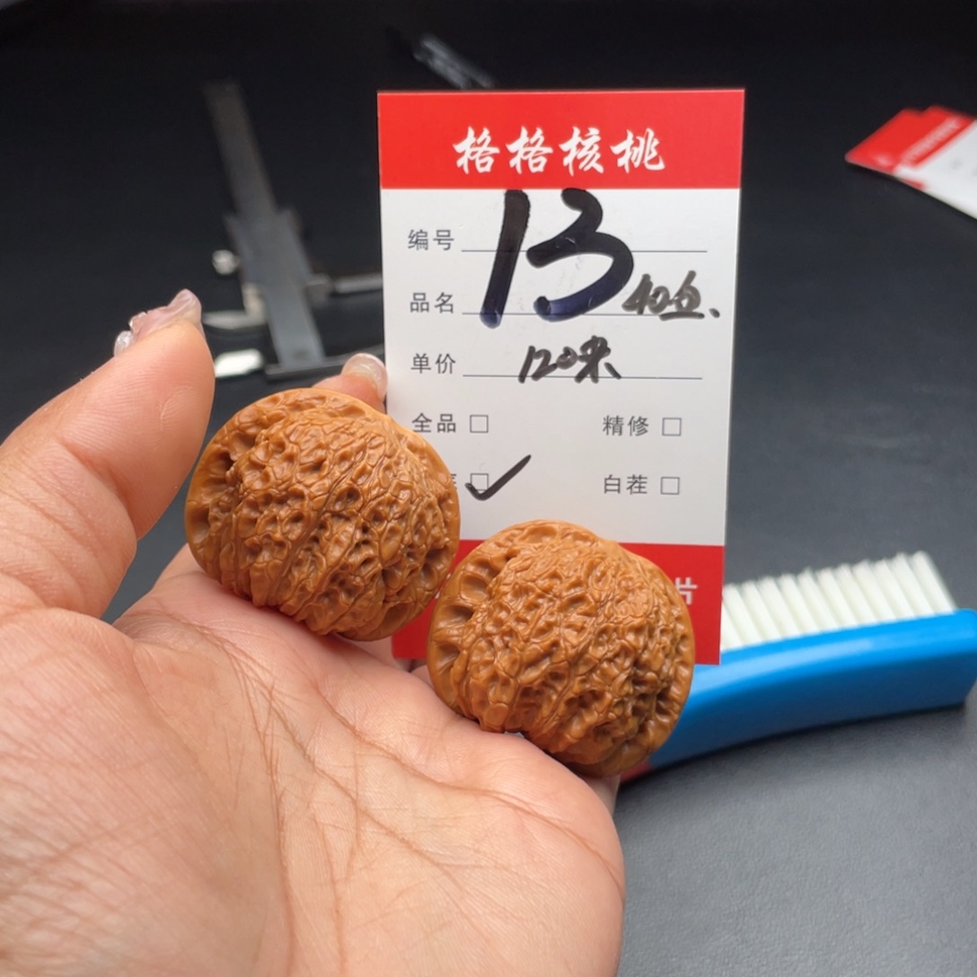 海***兵文玩核桃把件40尺寸血麒麟