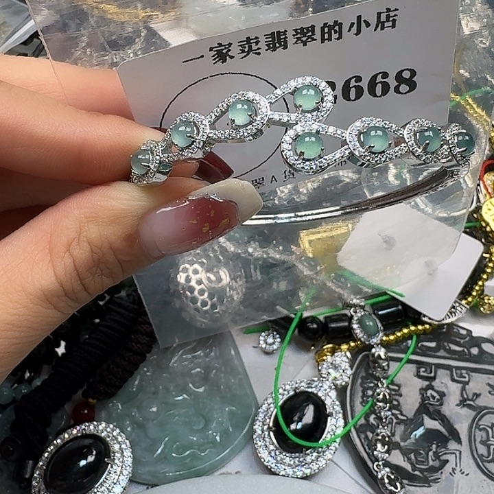 翡翠颈饰未镶嵌翡翠吊坠