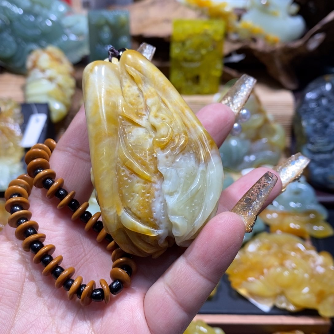 蛇纹石玉颈饰未镶嵌