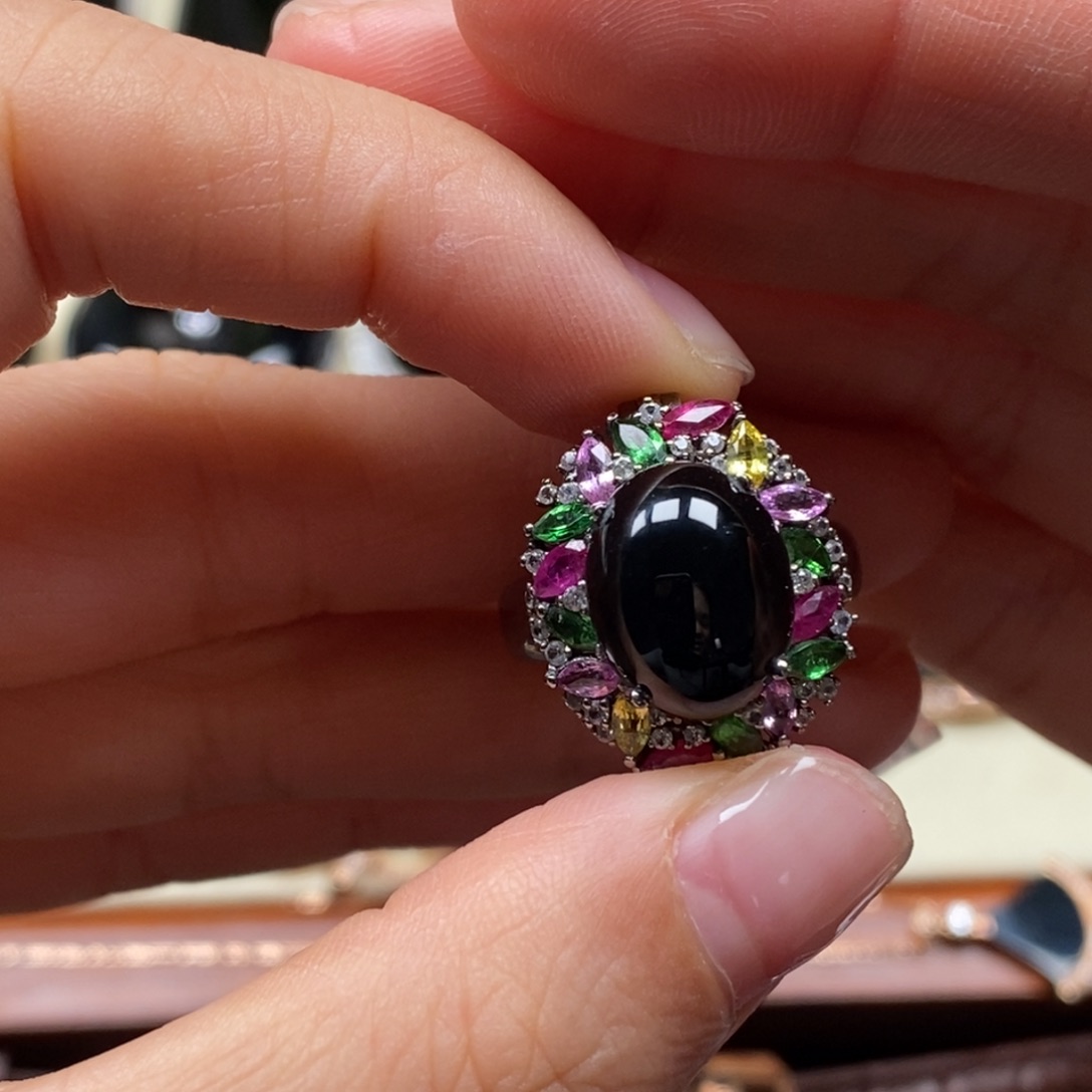 翡翠戒指18K金镶嵌末**欢蛋面