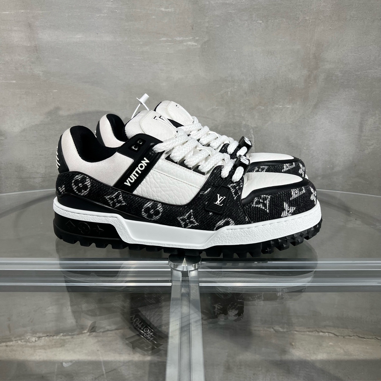 99新 LouisVuitton/路易威登 Maxi 黑白牛仔胖丁 45码 YH23809