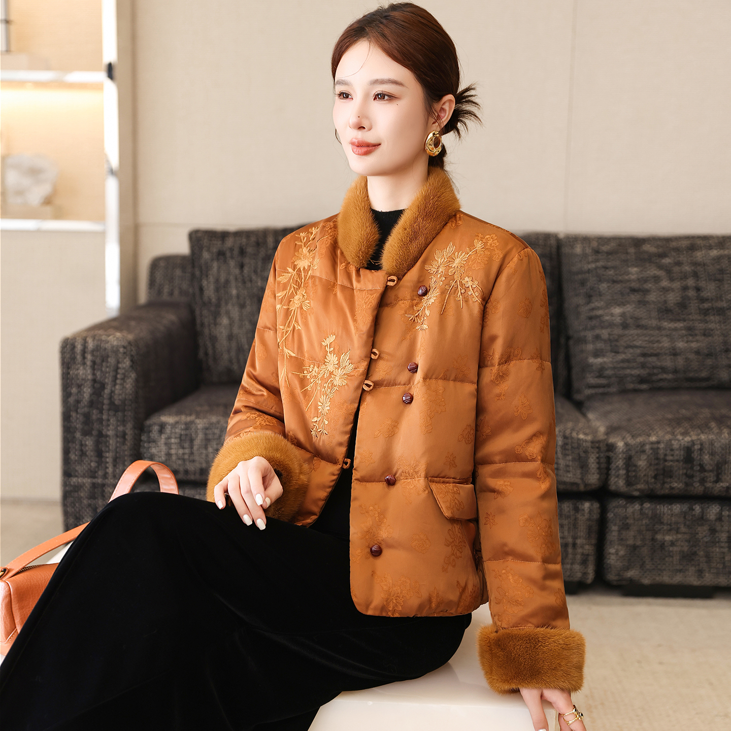 精美高端90白鹅绒服女短款2025冬季新款水貂毛立领时尚刺绣羽绒服