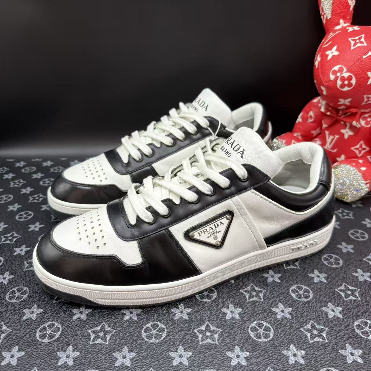 95新 Prada/普拉达 男士黑白倒三角标板鞋42欧码 ddm3062