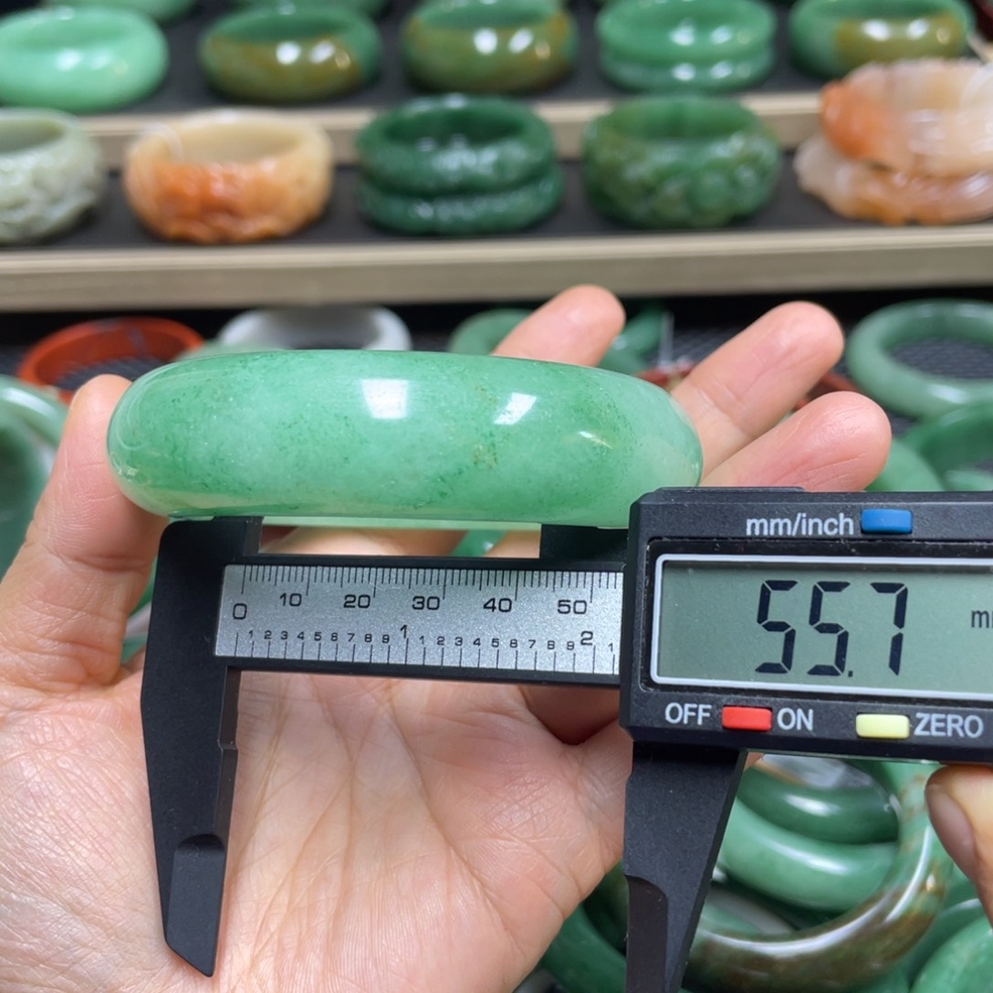 笑***姐石英质玉未镶嵌手镯