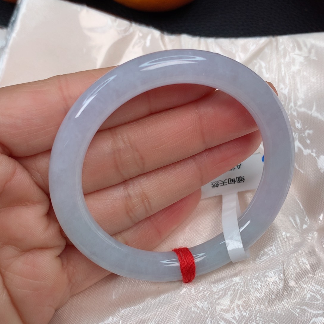 翡翠手镯未镶嵌………..