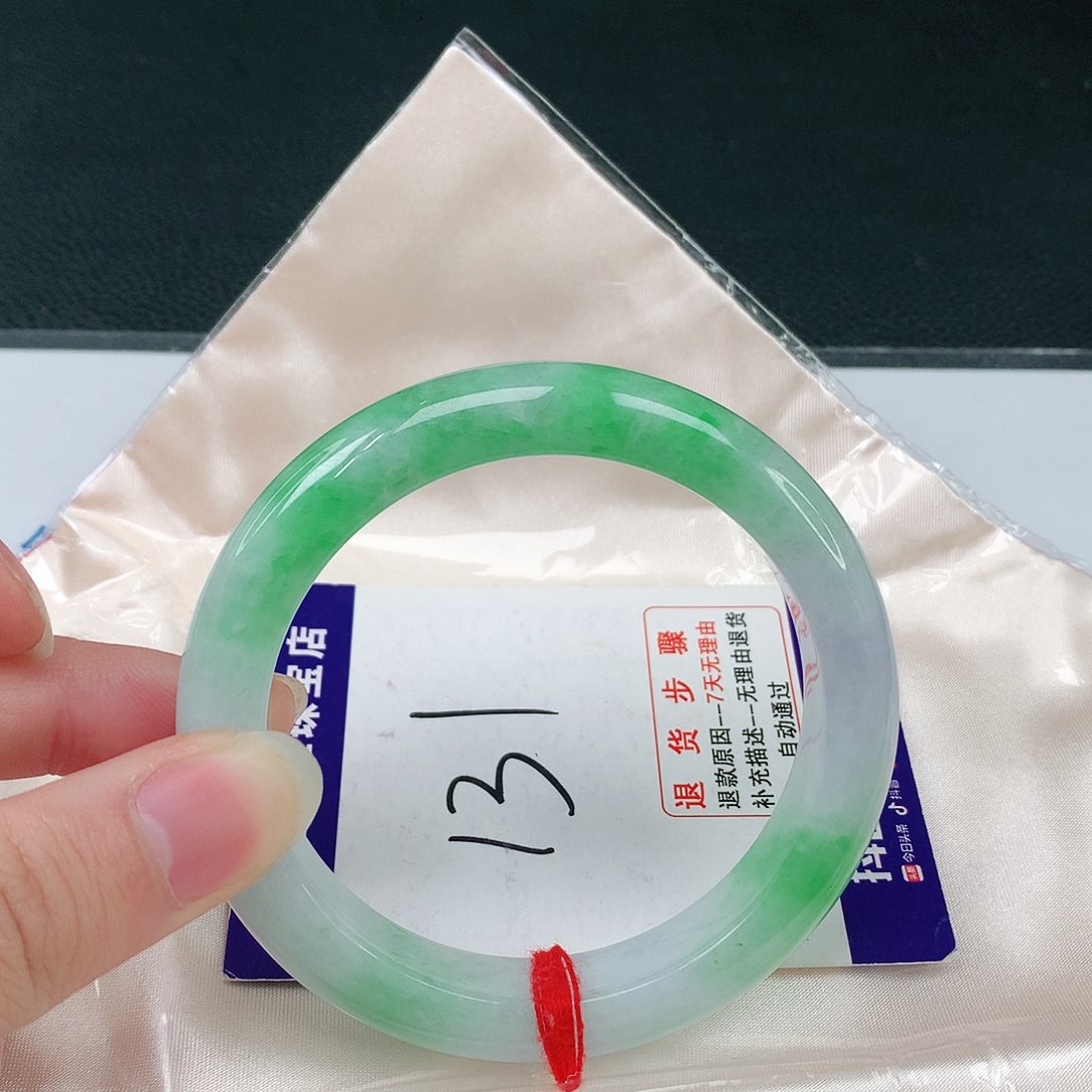 翡翠手镯未镶嵌东****师翡翠