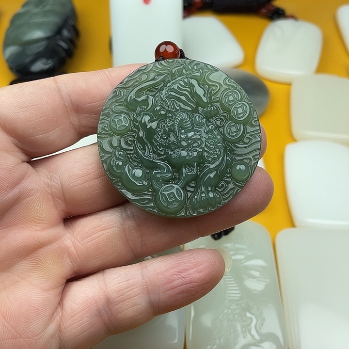 颈饰未镶嵌和田玉（糖玉）