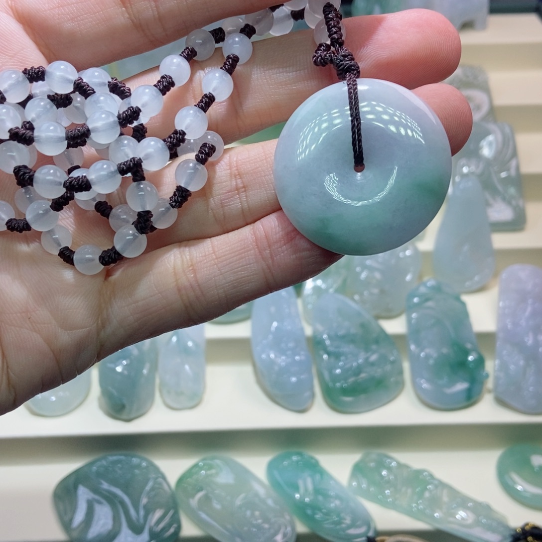 翡翠未镶嵌颈饰平安扣