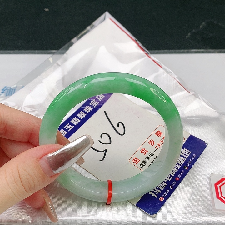 翡翠手镯未镶嵌翡翠手镯