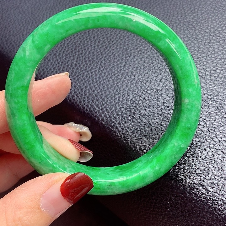 翡翠手镯未镶嵌翡翠