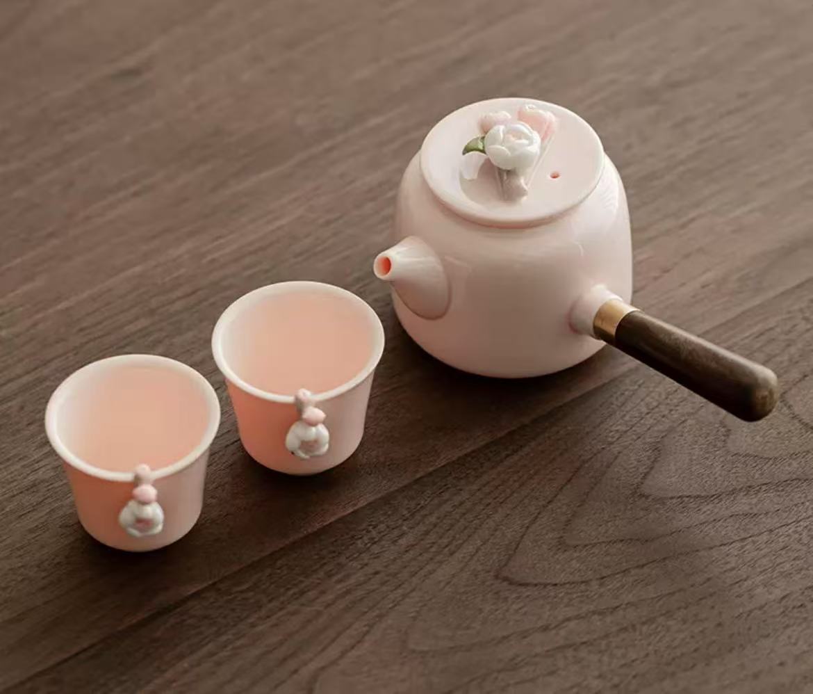 手捏花侧把壶一壶两杯