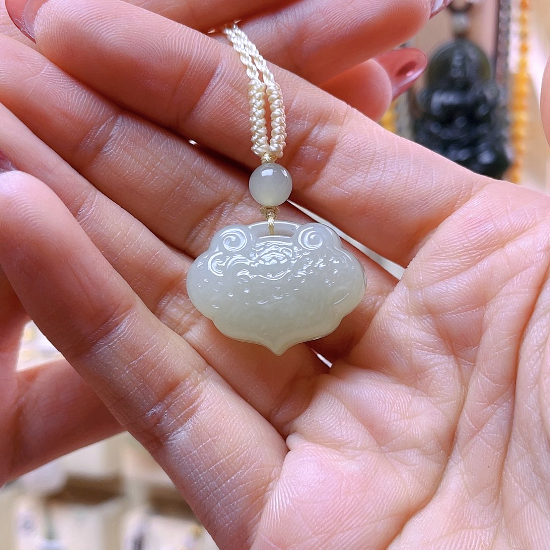 和田玉吊坠(赠链)未镶嵌随**?