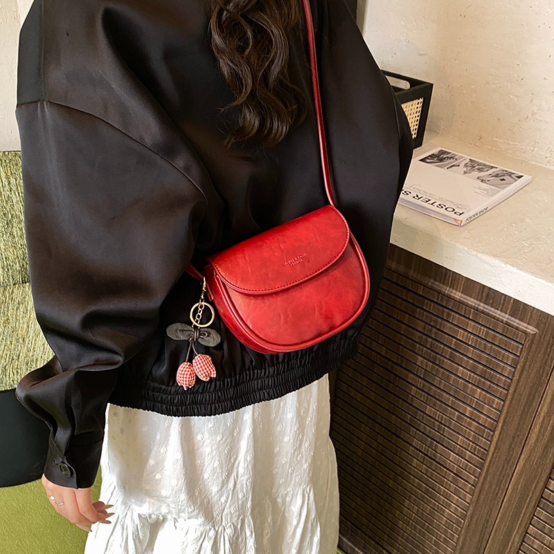 Scarlet Wong新款2025油蜡小包包百搭单肩斜挎包贝壳包女