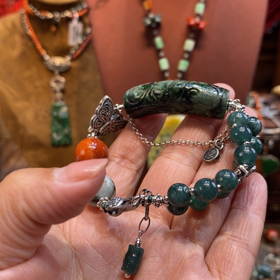 翡翠吊坠(赠链)未镶嵌