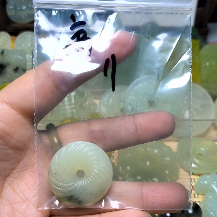 蛇纹石玉颈饰未镶嵌心**鹰