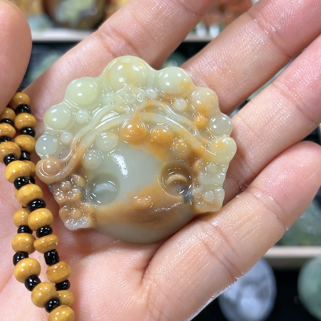 蛇纹石玉颈饰未镶嵌