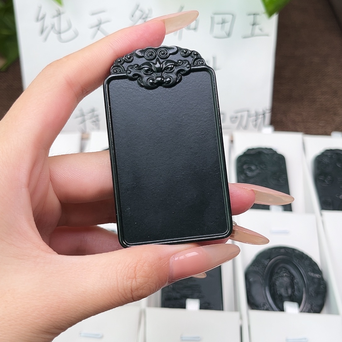 万***人和田玉（青玉）未镶嵌颈饰