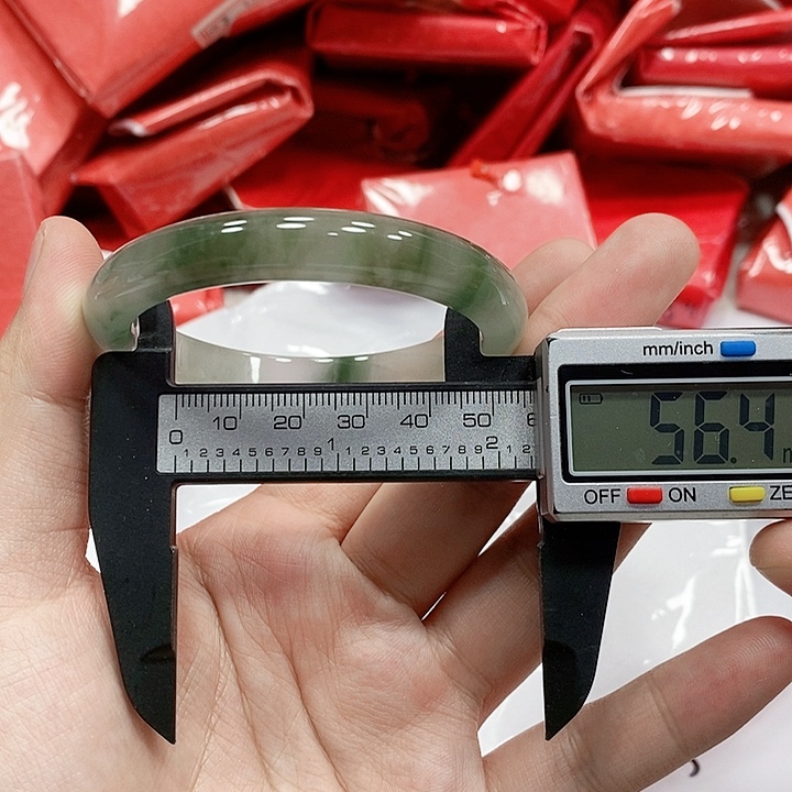 翡翠手镯未镶嵌1。