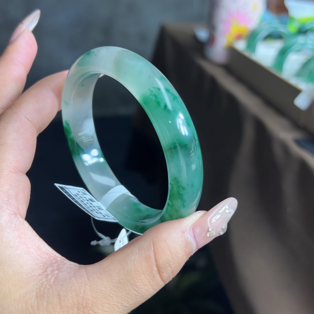 石英质玉手镯未镶嵌致****月