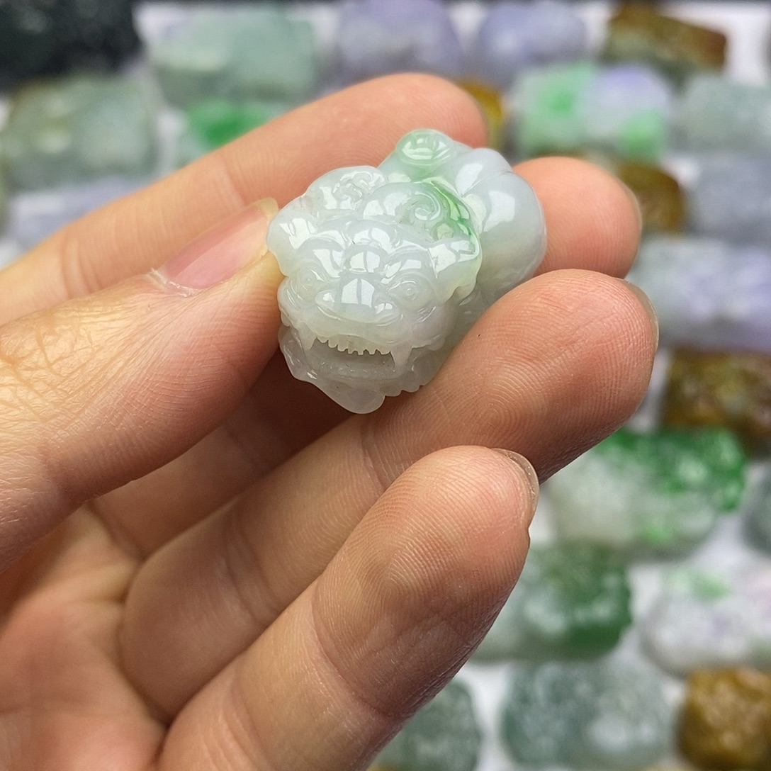 翡翠未镶嵌颈饰貔貅