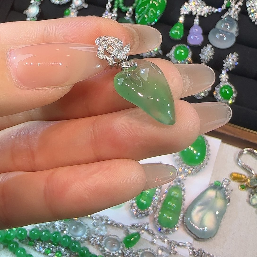 翡翠18K金镶嵌颈饰