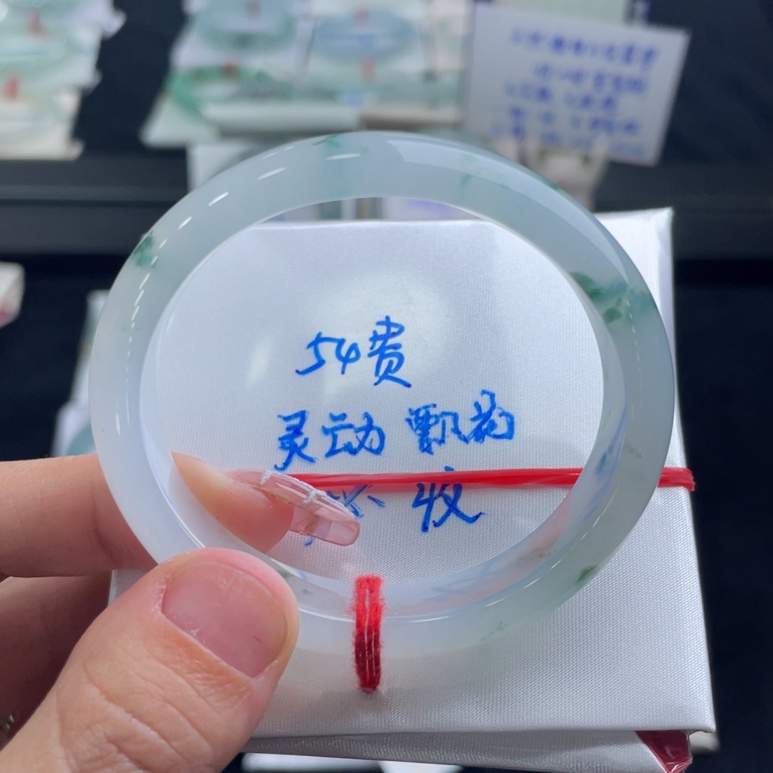 翡翠手镯未镶嵌小**仔翡翠手镯