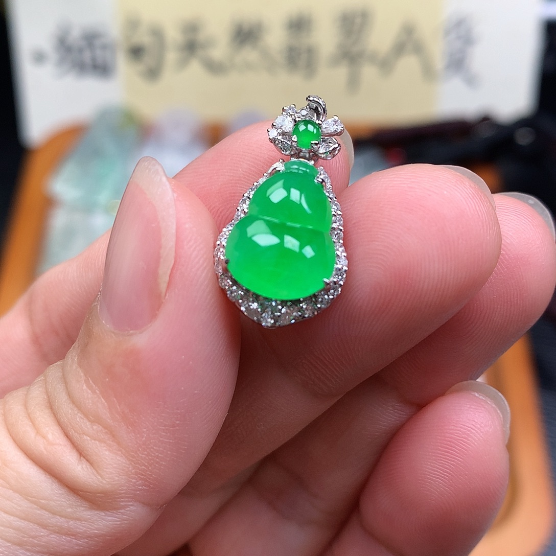 翡翠裸石18K金镶嵌缅甸天然A货翡翠阳绿葫芦