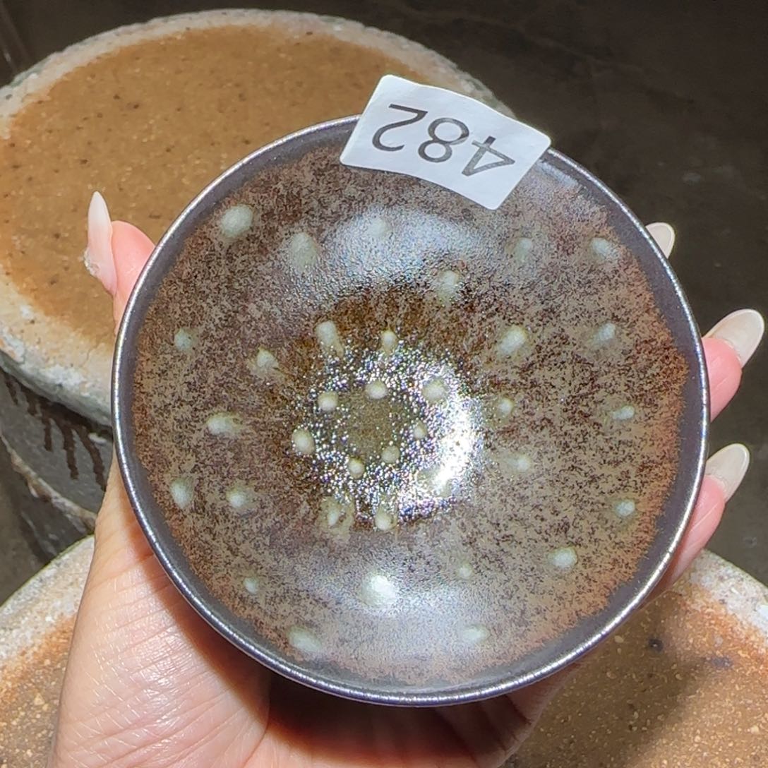 茶盏玲珑茶香飘满地难不