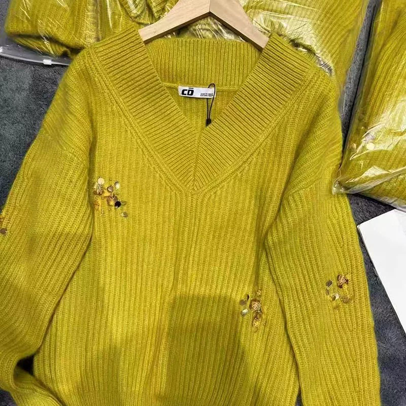 新款时尚气质V领钉珠亮片款式百搭宽松毛衣