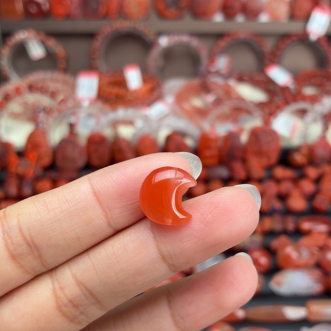 南红玛瑙未镶嵌颈饰月亮