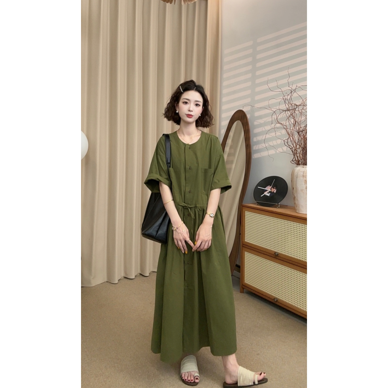 【张小九】双口袋圆领单排扣收腰捏褶设计显瘦纯色连衣裙Z1972