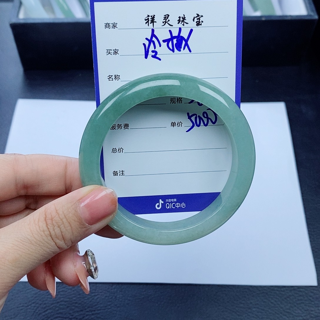 翡翠手镯未镶嵌泠****）56圈口