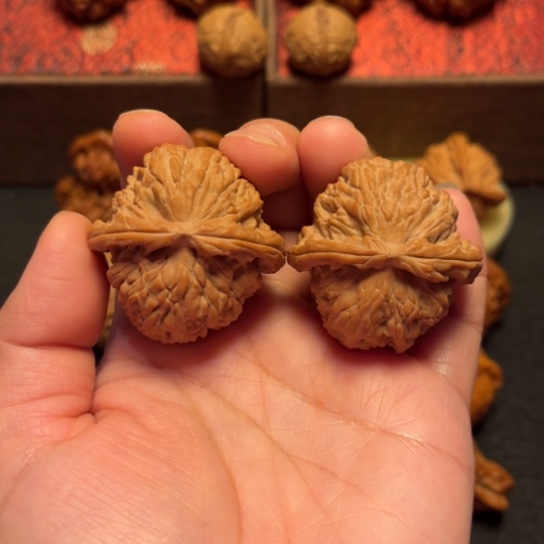 文玩核桃吊坠白狮子